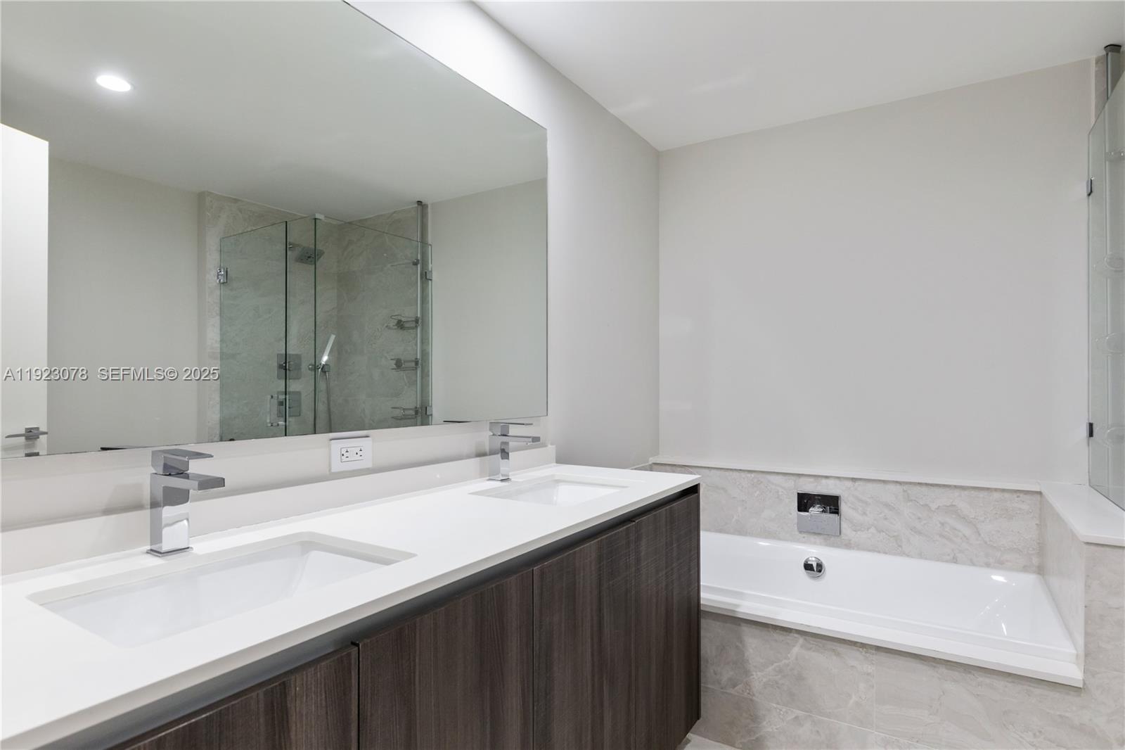 ARIA ON THE BAY CONDO - Residential