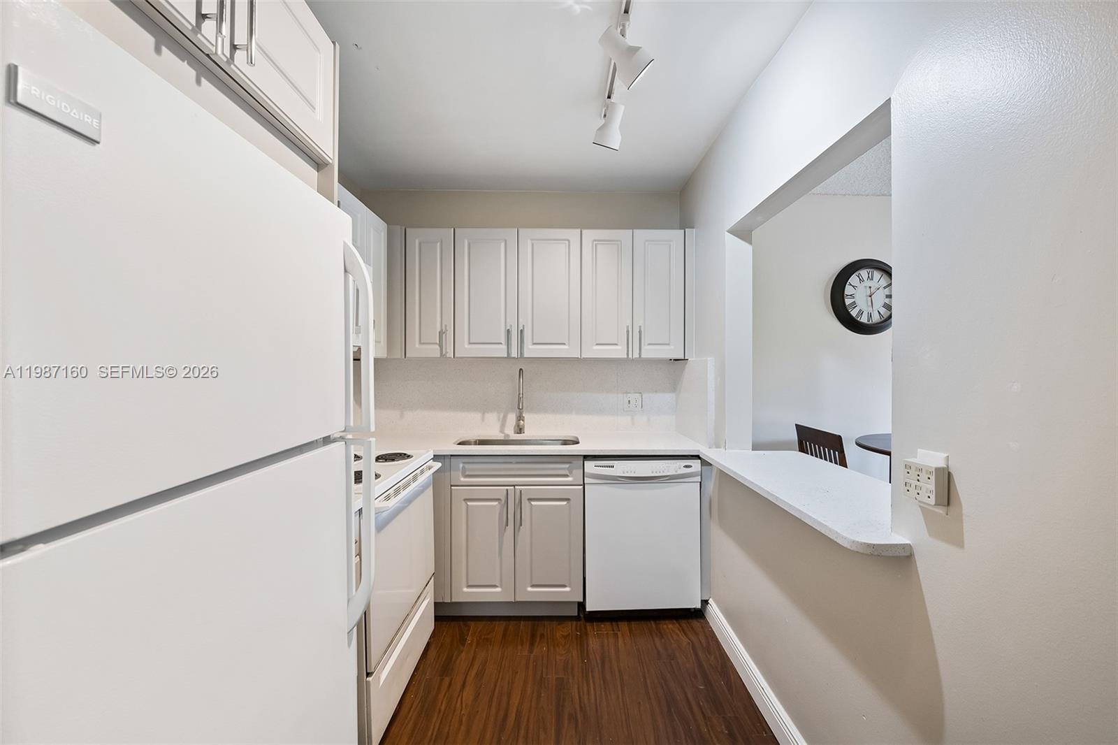 BARCELONA GARDENS 400 CON - Residential Lease