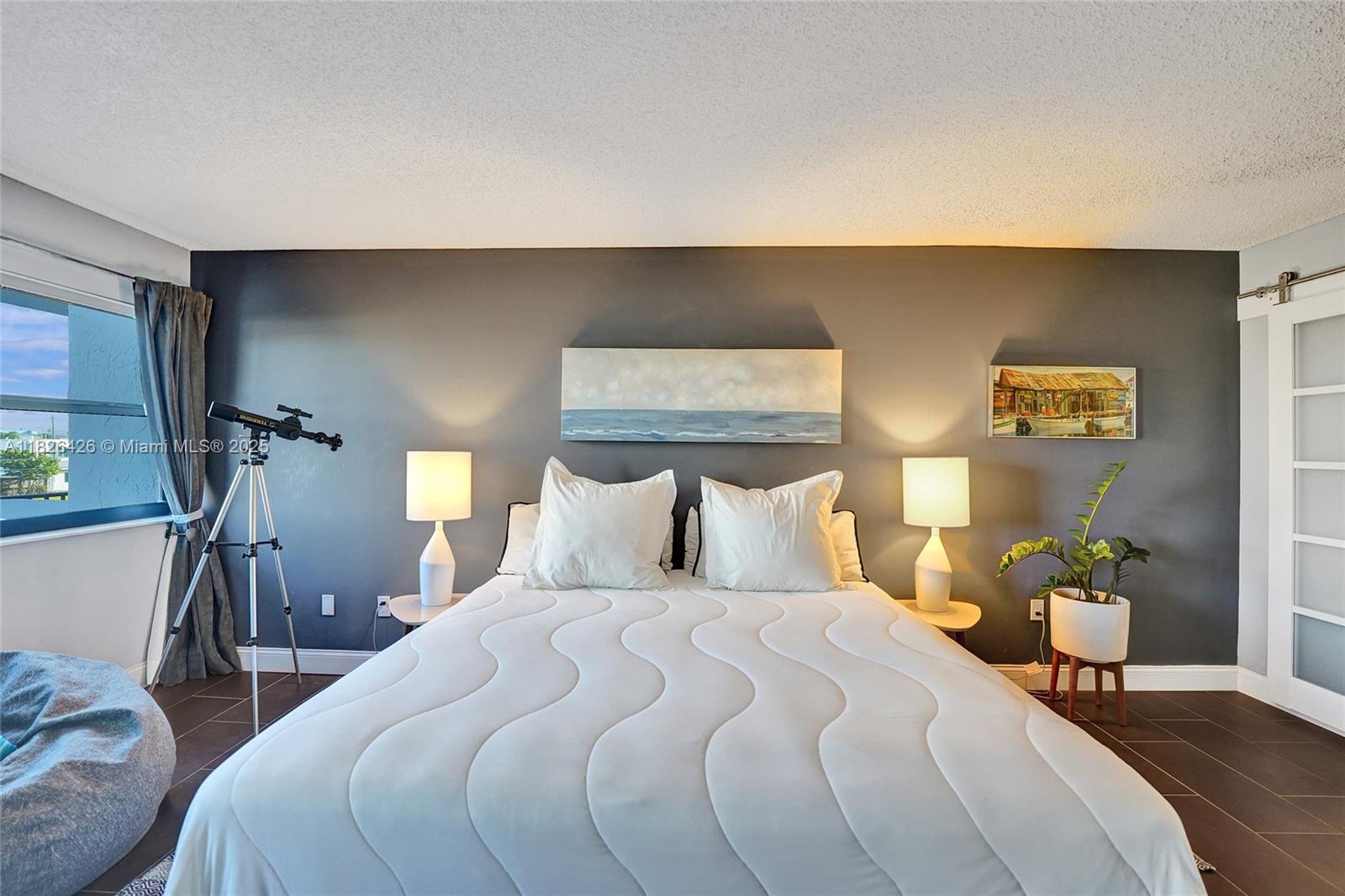 SUMMIT CONDO - Residential