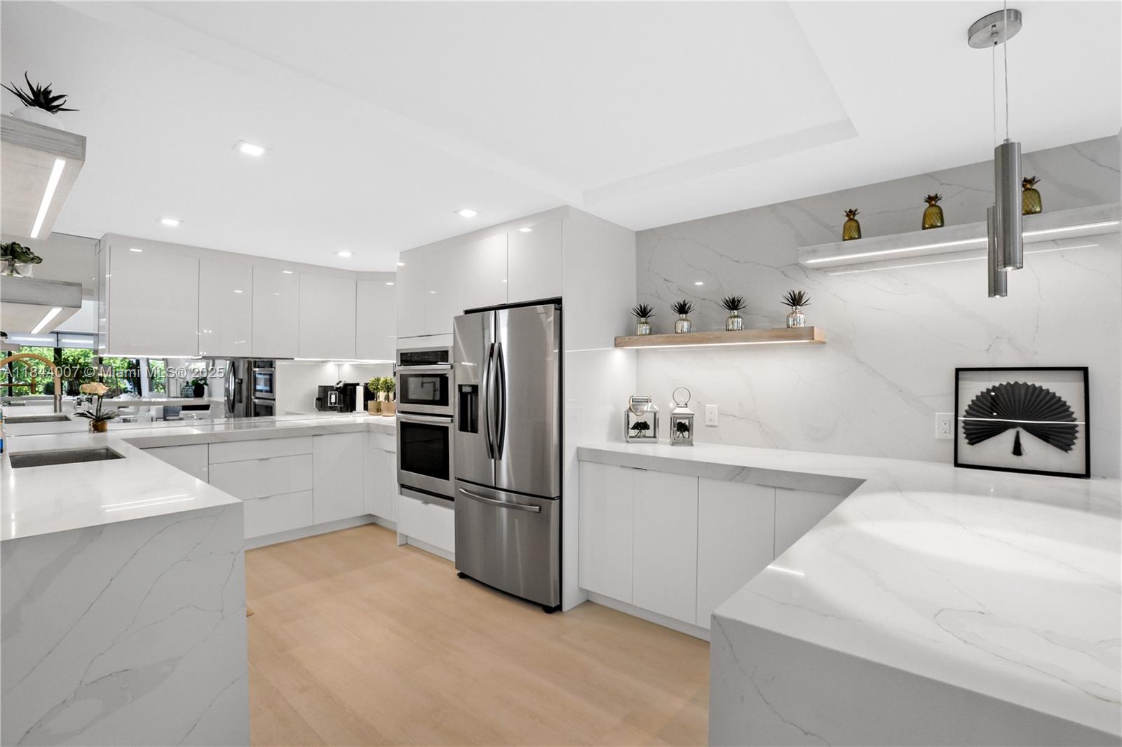 325 Poinciana Dr 905