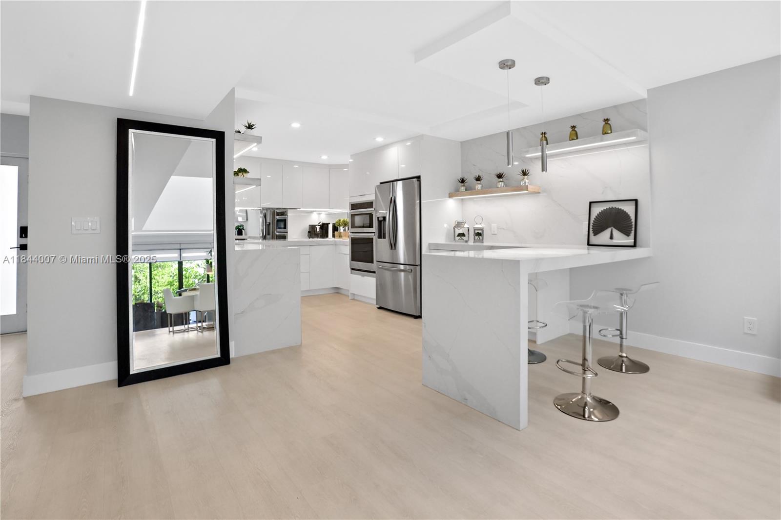 325 Poinciana Dr 905