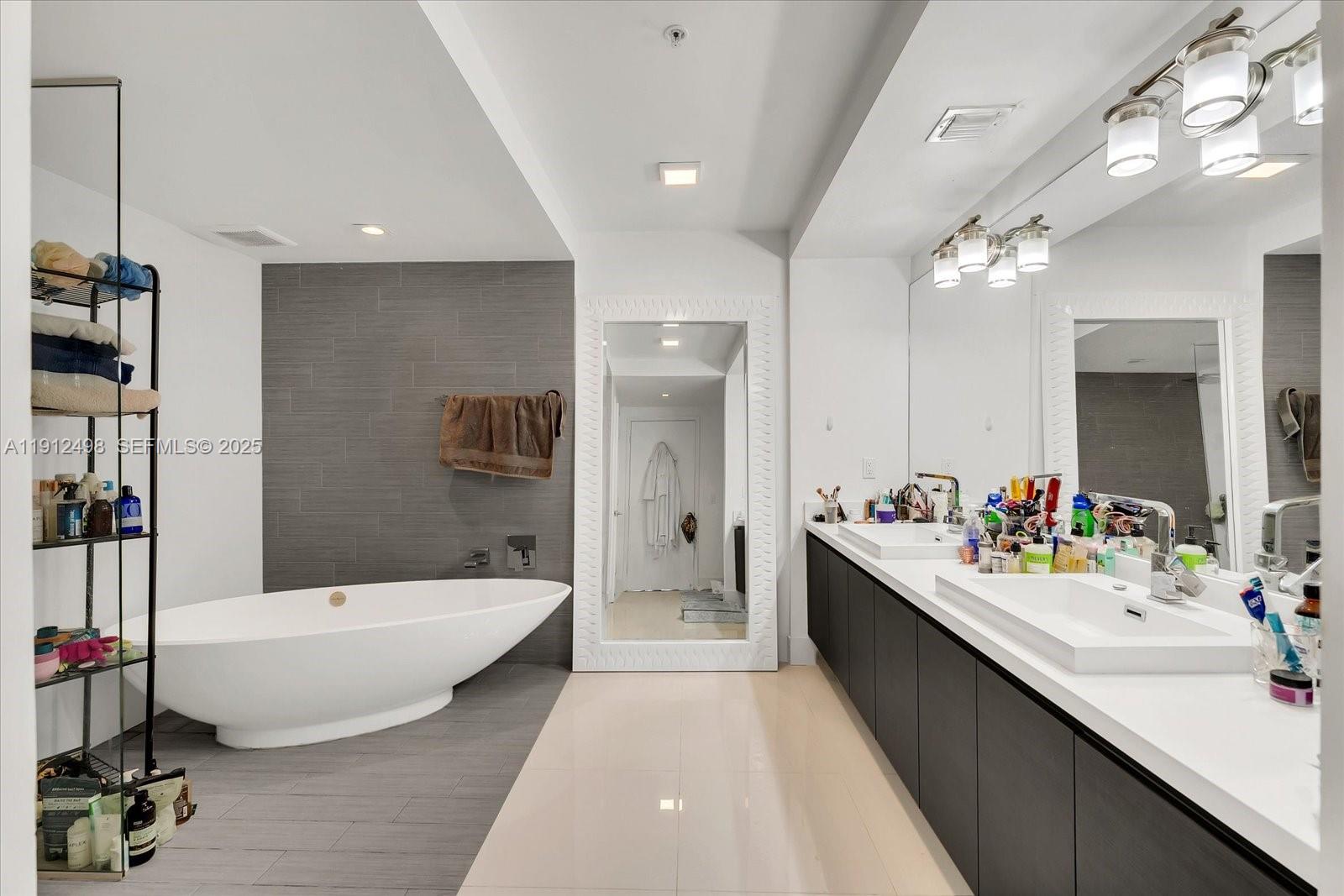 PARQUE TOWERS CONDO - Residential