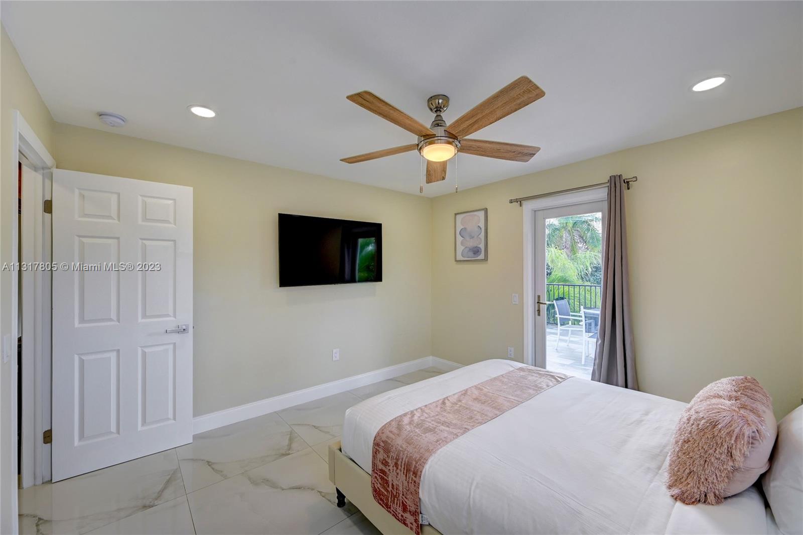 HOLLYWOOD LAKES SECTION - Residential Lease