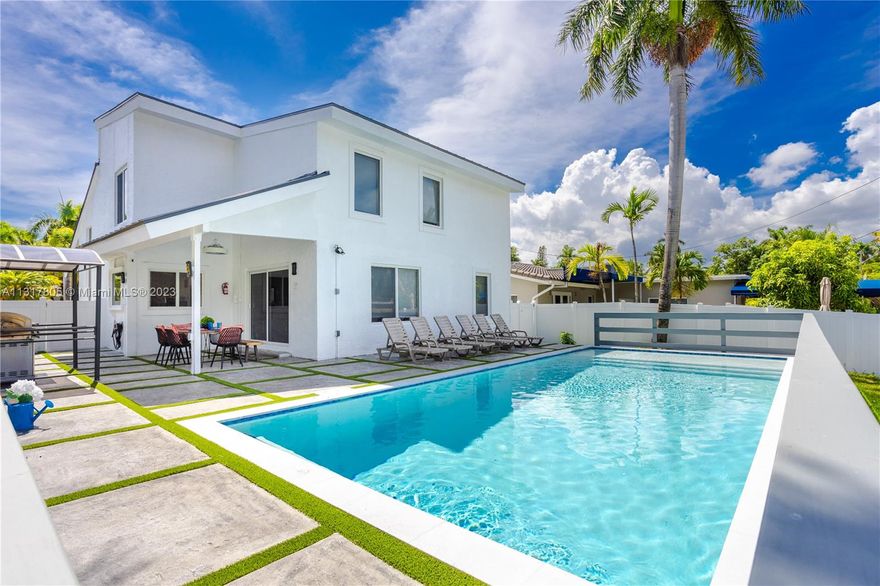 THIS IS SHORT TREM MONTHLY/WEEKLY RENTAL .
MONTHLY RATE $12,500.
 CLEANING AND TAX INCLUDED , $1,000 SECURITY DEPOSIT REQUIRED

Luxury 5BR/3BA Villa. Located in the Hollywood Lakes and only 0.8 mi or 15 minutes WALK from the famous Hollywood Beach & Boardwalk and minutes from Restaurants, Bars, Casinos, and more... The 2600 sq ft Villa will comfortably accommodate a large group of people for a luxurious stay that will have you coming back time and time again...