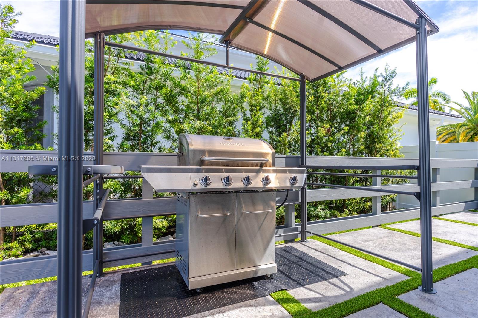 HOLLYWOOD LAKES SECTION - Residential Lease