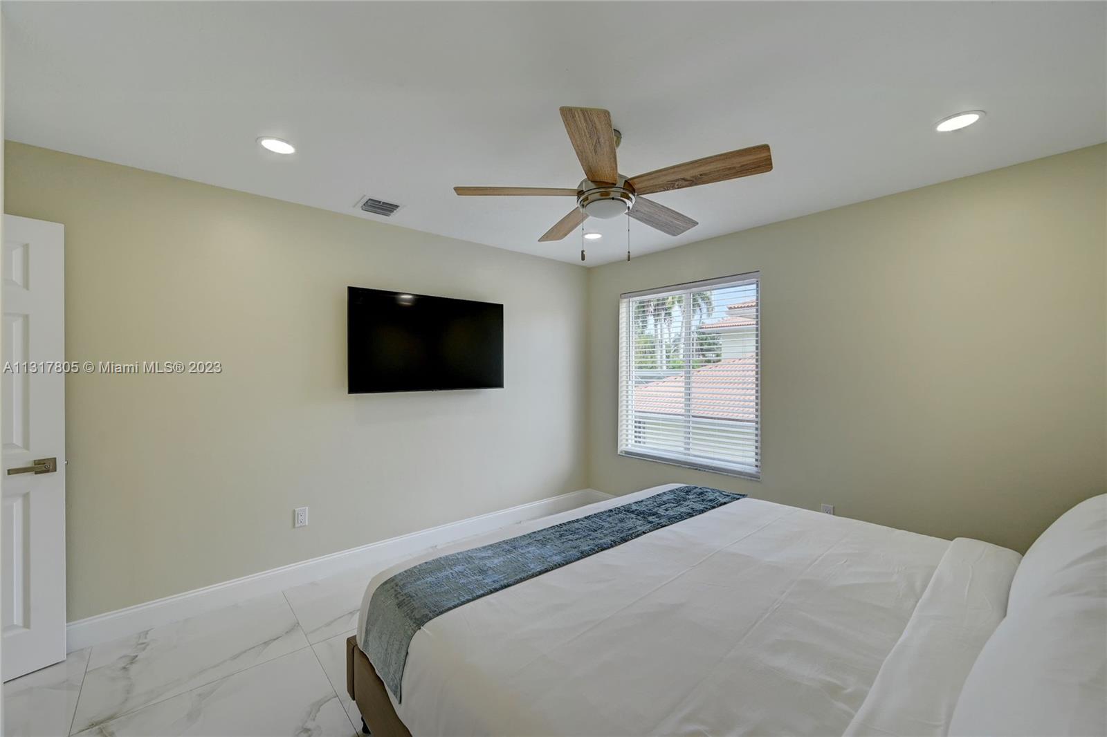 HOLLYWOOD LAKES SECTION - Residential Lease