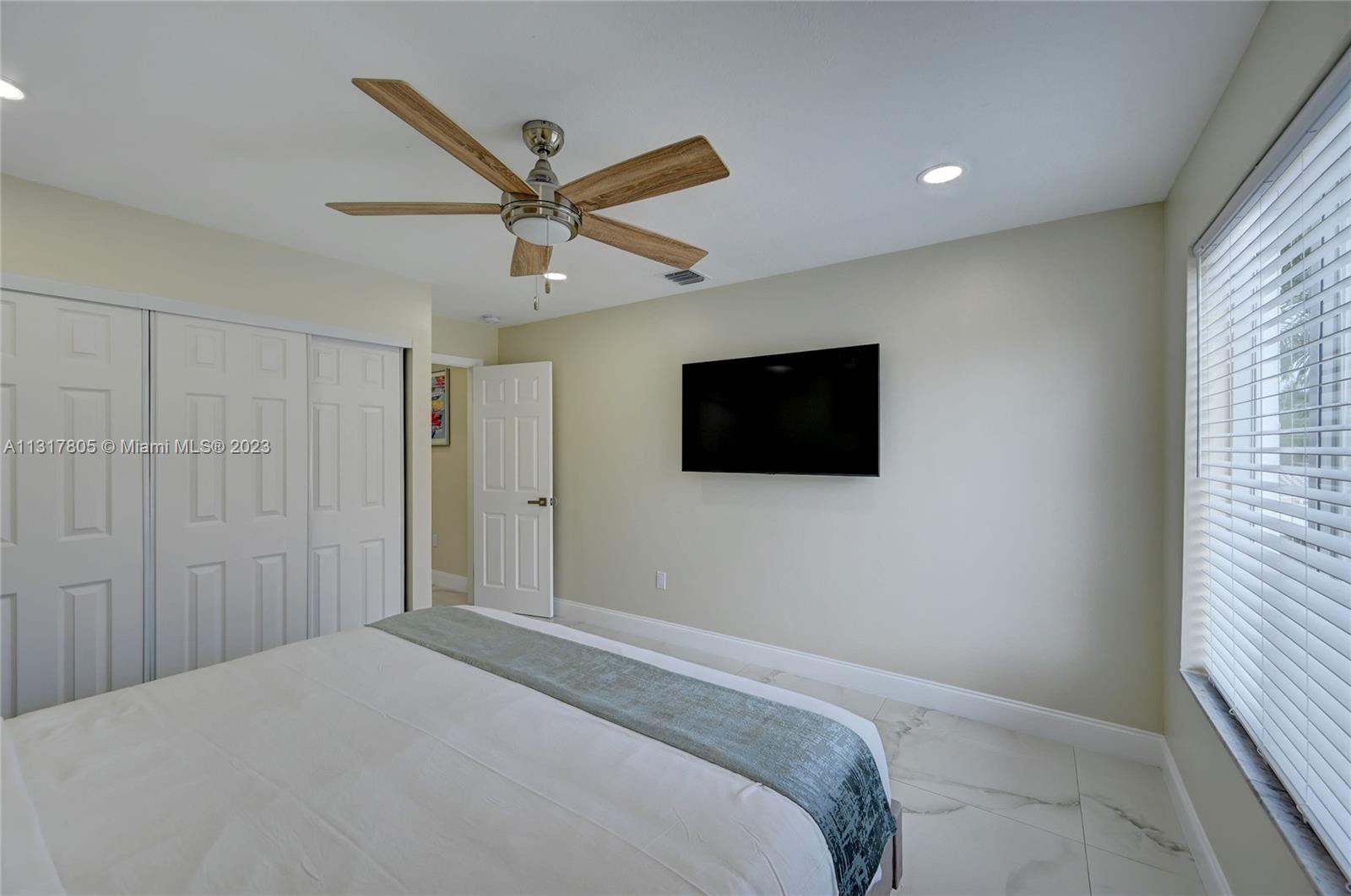 HOLLYWOOD LAKES SECTION - Residential Lease