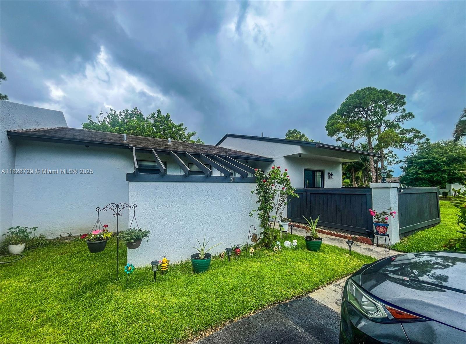 61 W Seminole Ct W