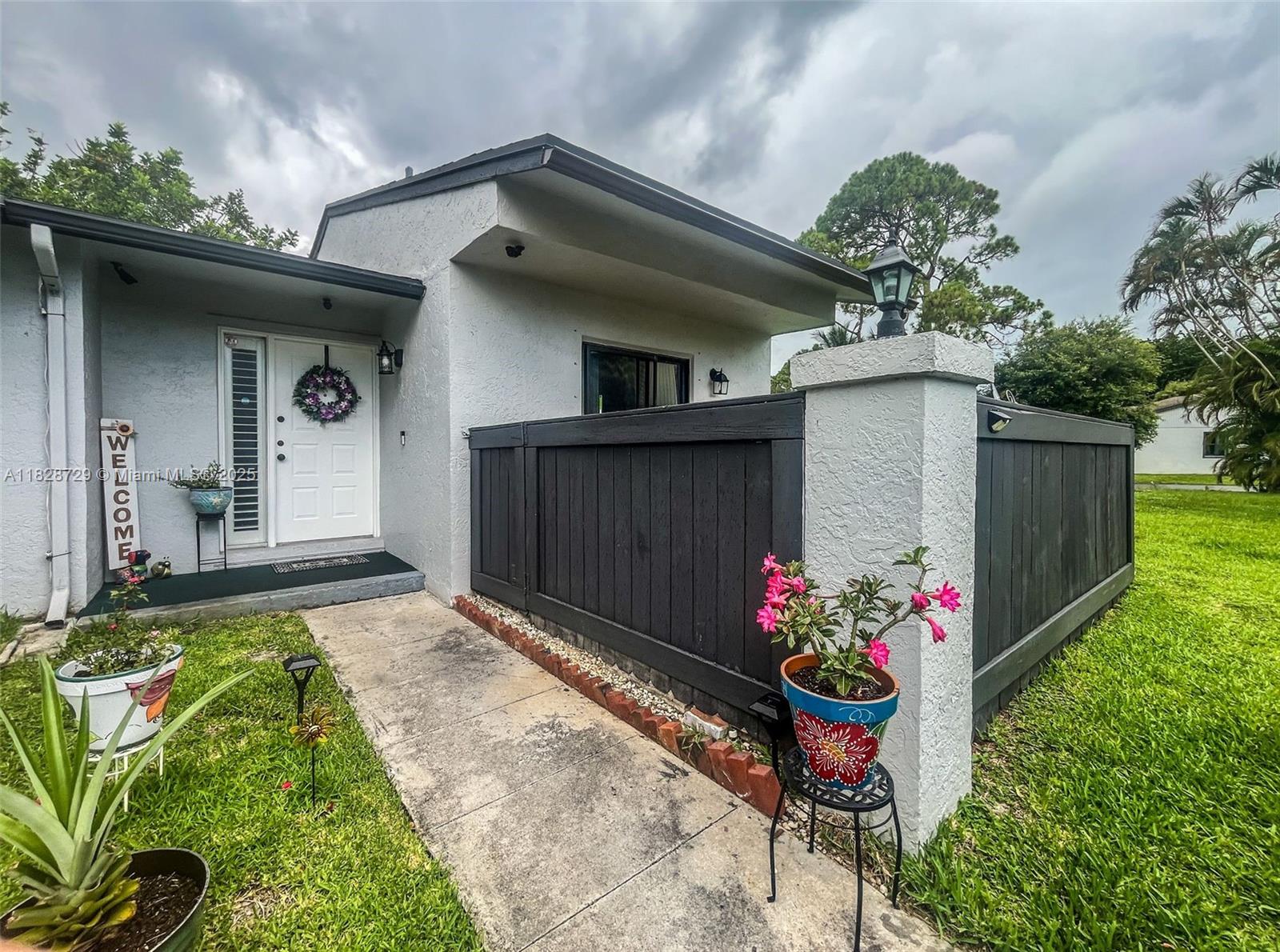 61 W Seminole Ct W