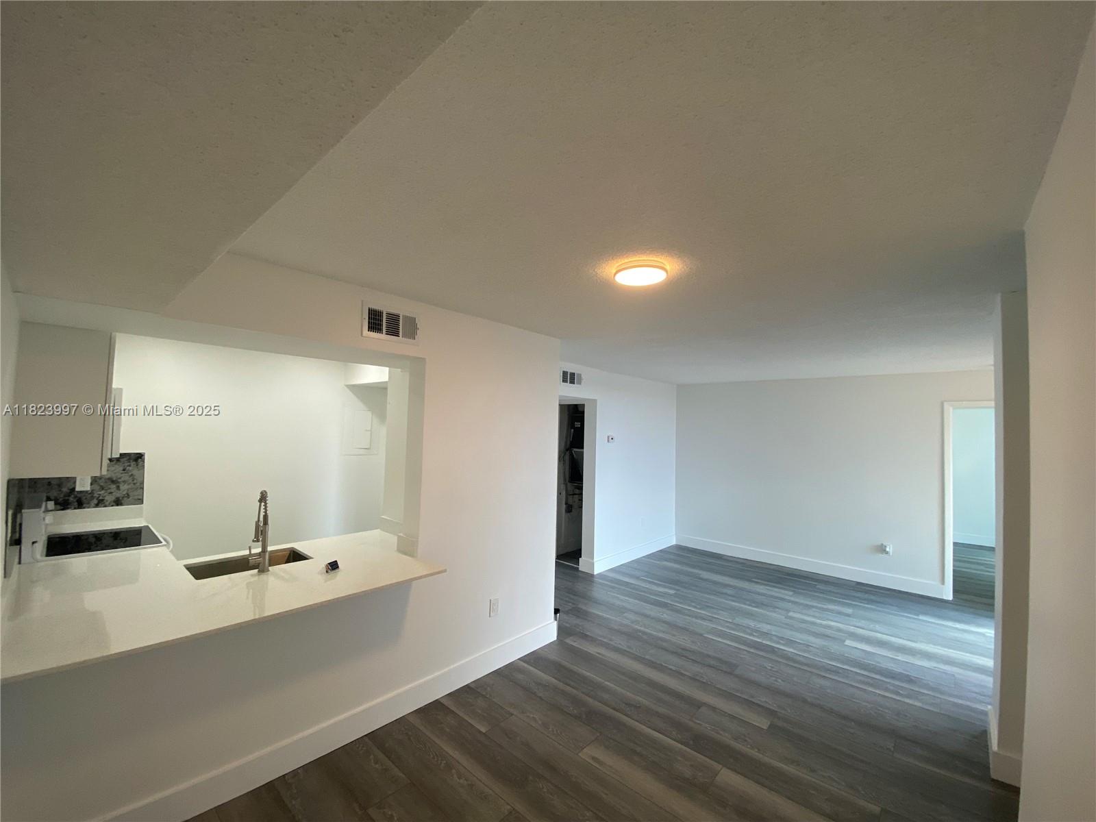 11800 SW 18th St 527-4