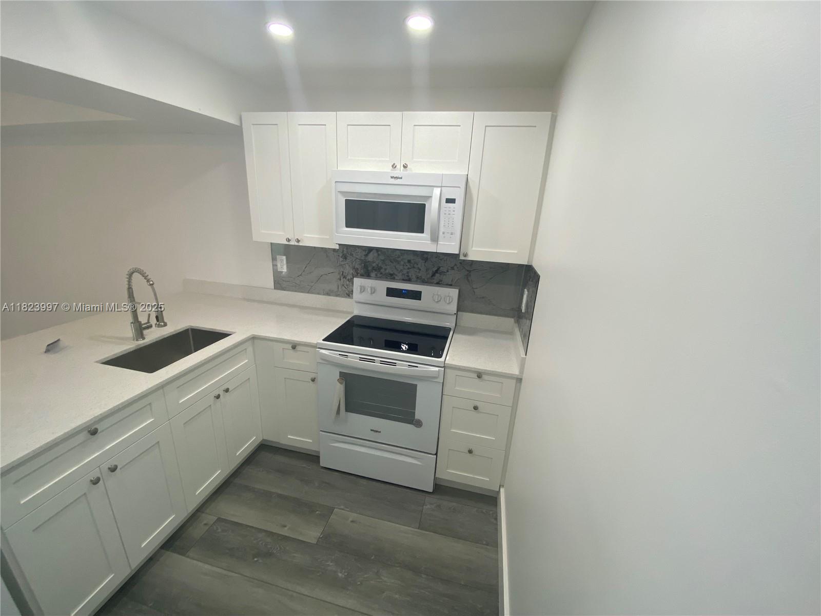 11800 Sw 18th St 527-4, Miami, Broward County, Florida - 2 Bedrooms  
2 Bathrooms - 