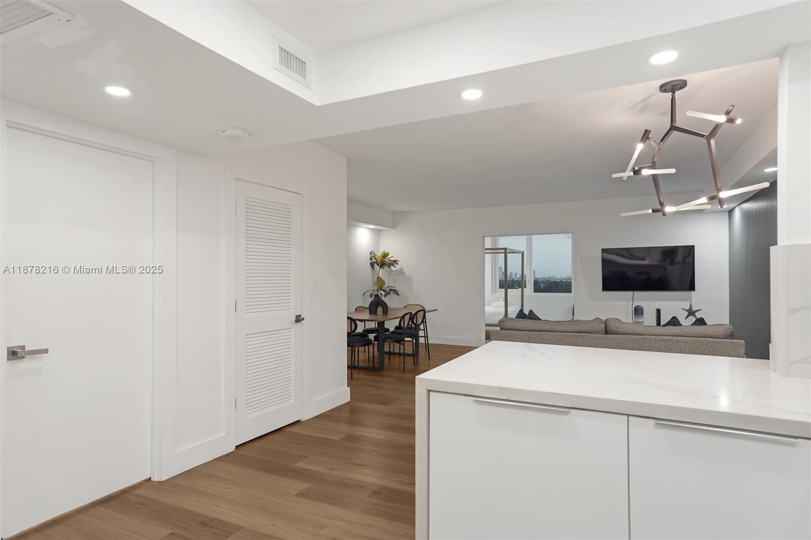 2301 Collins Ave 1135