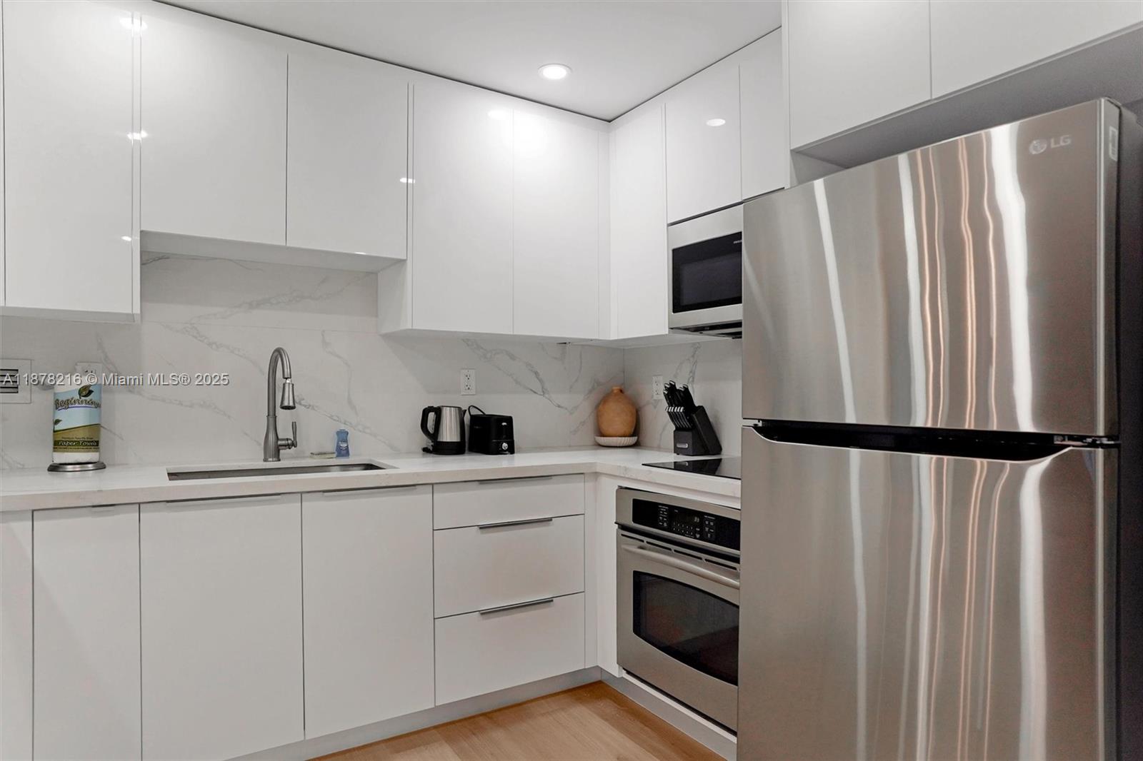 2301 Collins Ave 1135