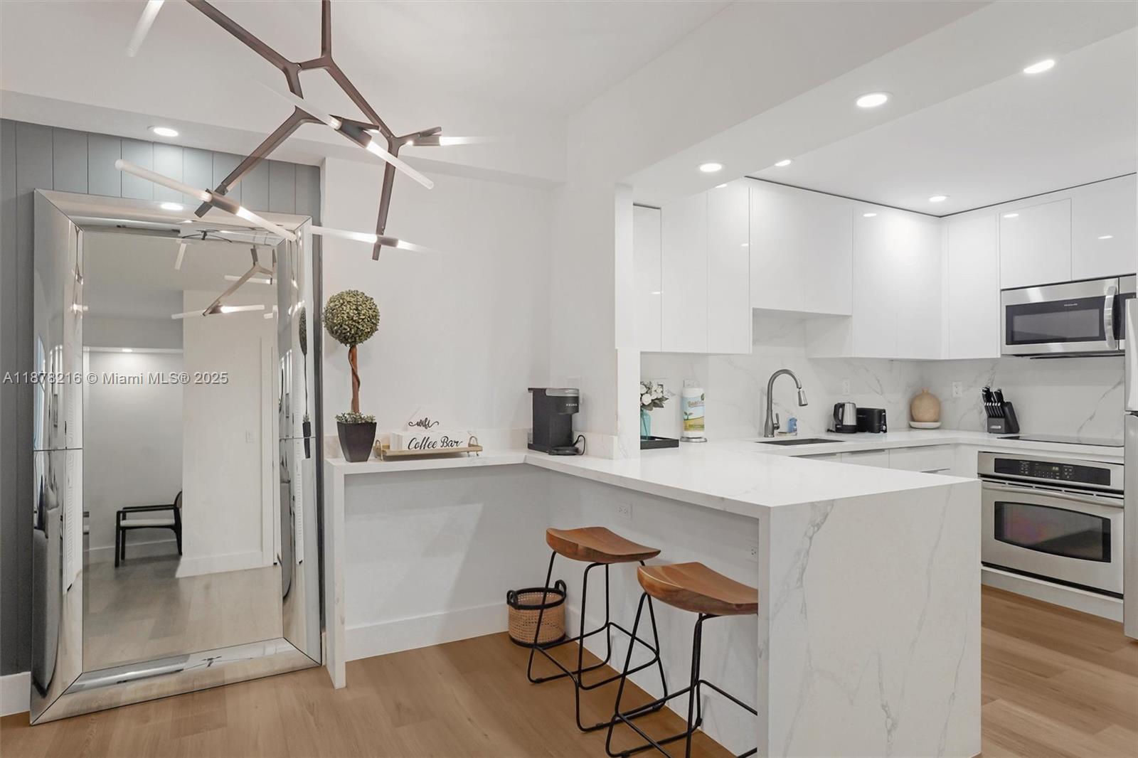 2301 Collins Ave 1135