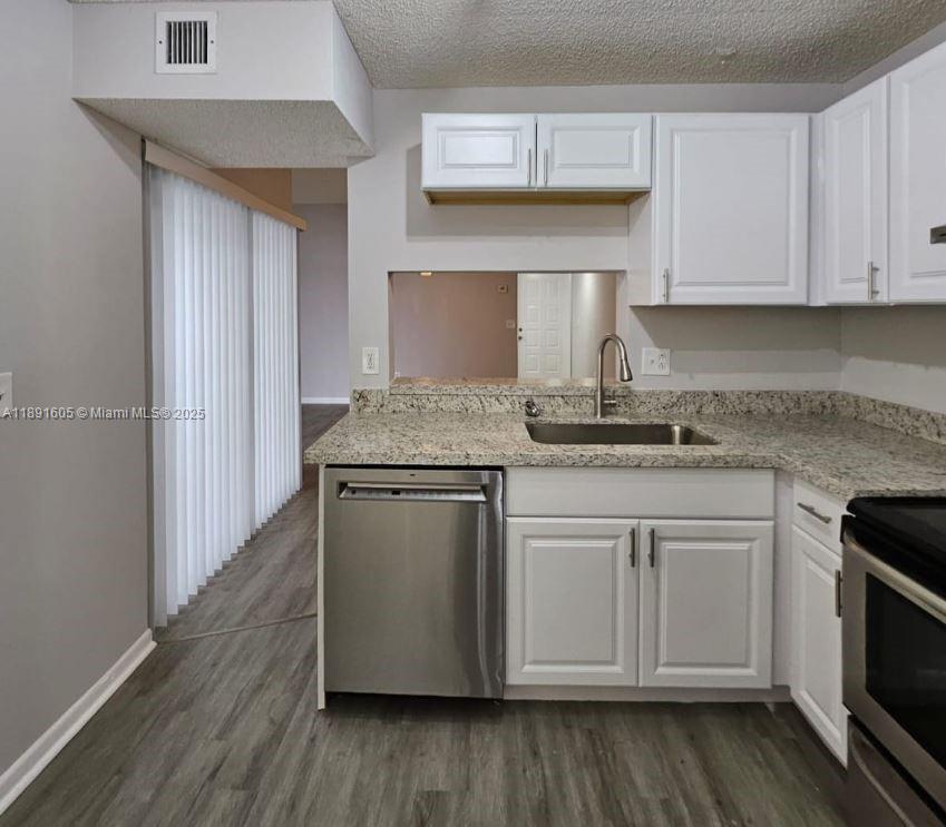 LAKESHORE CONDO 10 - Residential Lease