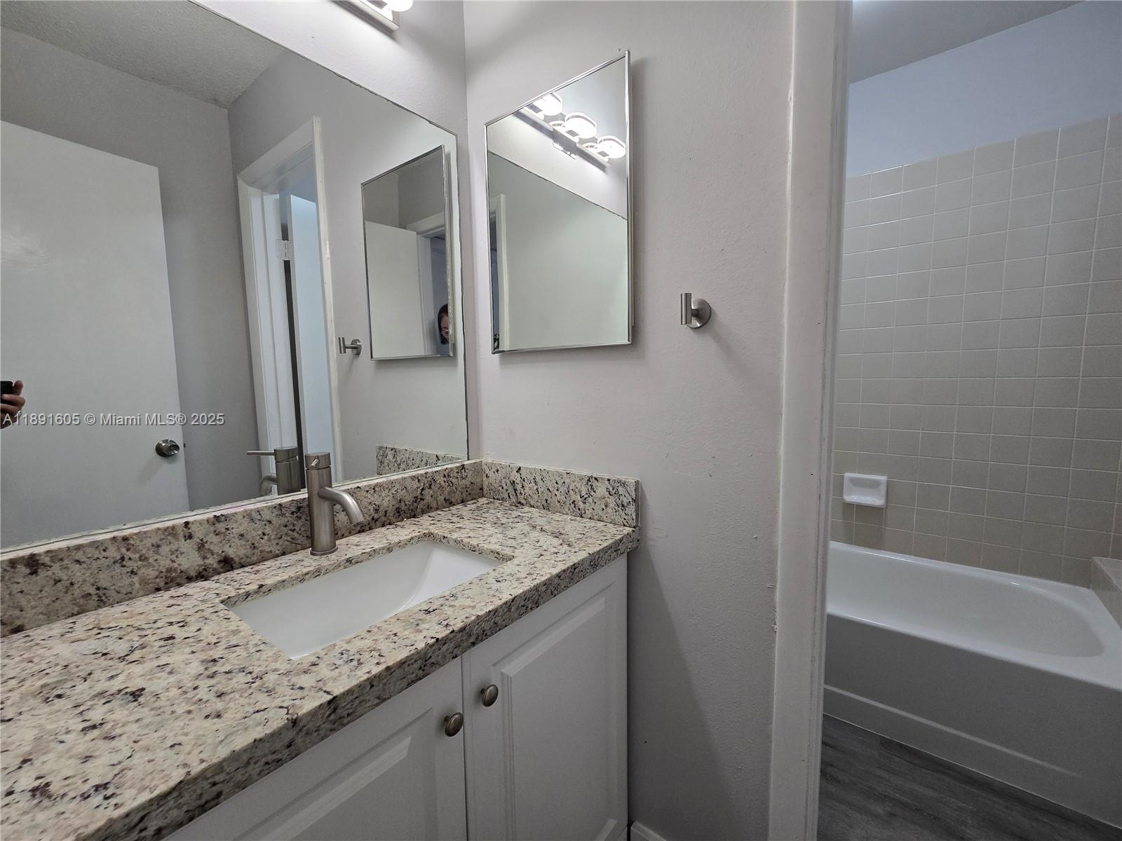 LAKESHORE CONDO 10 - Residential Lease