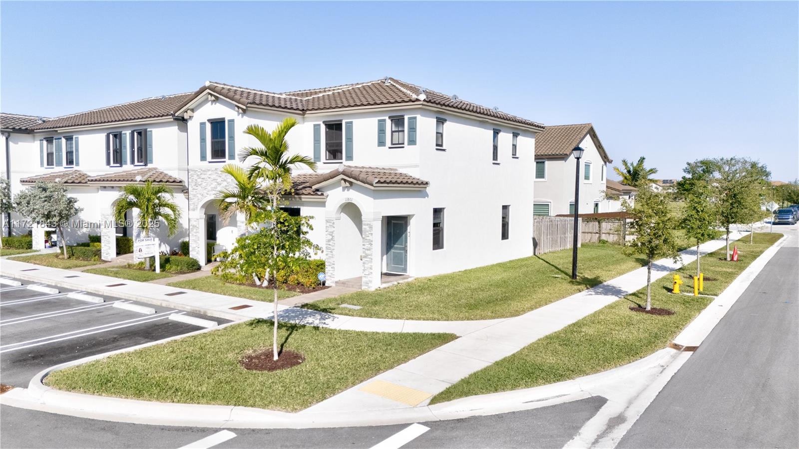 SELLER MOTIVATED. Welcome to this charming 3-bedroom, 3-bathroom townhouse in a prestigious community in Homestead. This two-story corner unit features an open floor plan, with a spacious living room, dining area, and modern kitchen —perfect for family gatherings and entertaining. A generous family room adds extra space for relaxation. One ensuite bedroom downstairs. Upstairs, both bedrooms feature en-suite bathrooms. With ceramic tile downstairs, cozy carpet upstairs, and an easy-to-maintain backyard, this home offers both style and practicality. Enjoy low HOA fees, community amenities like a clubhouse, pool, and gym, plus easy Turnpike access!