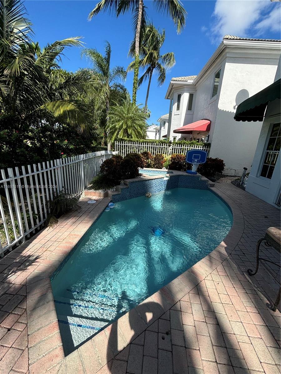 AVENTURA ESTATES - Residential