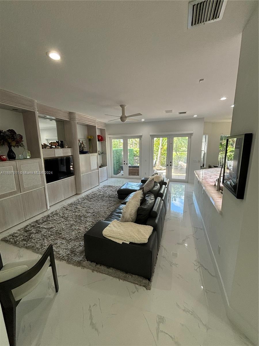 AVENTURA ESTATES - Residential