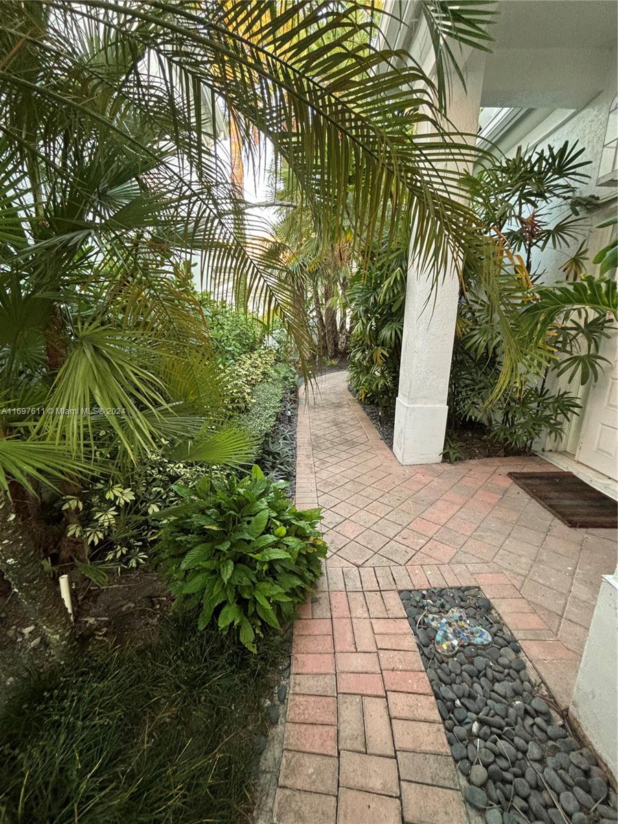 AVENTURA ESTATES - Residential