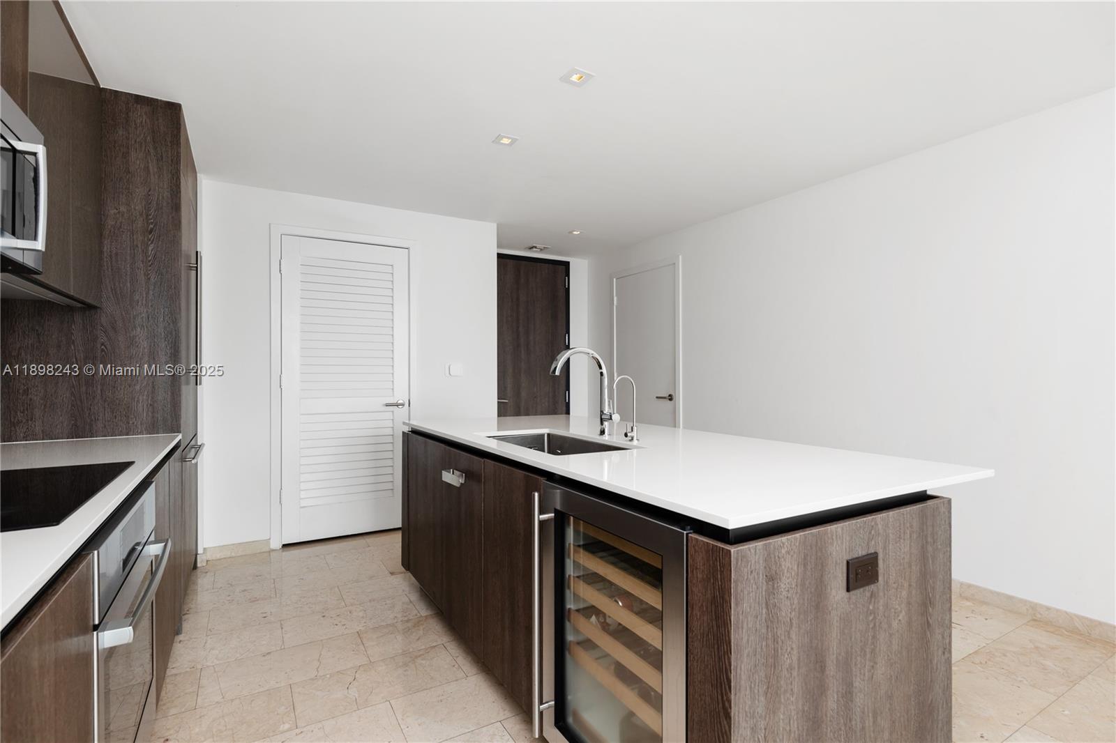 REACH CONDO - Residential