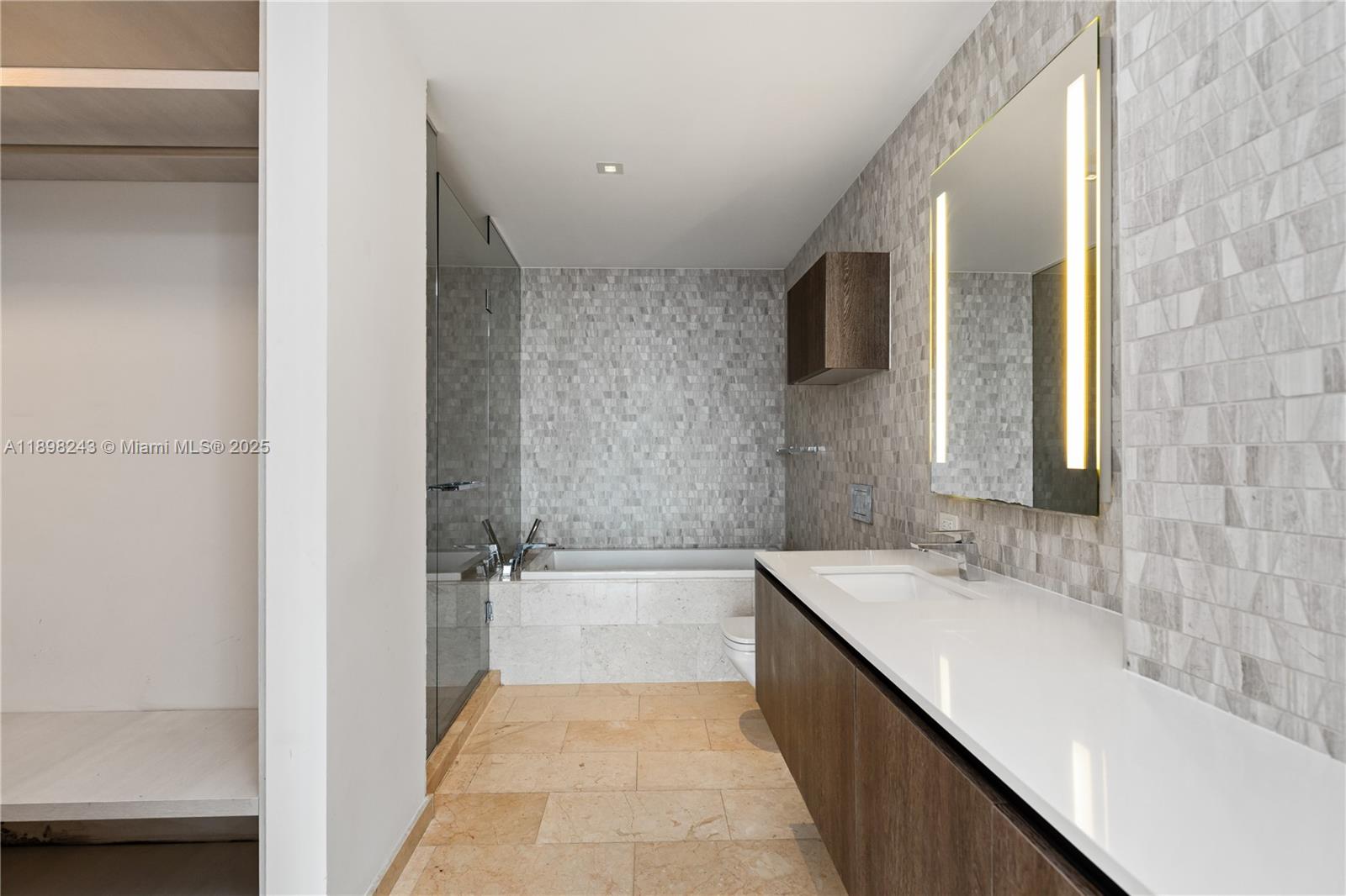 REACH CONDO - Residential