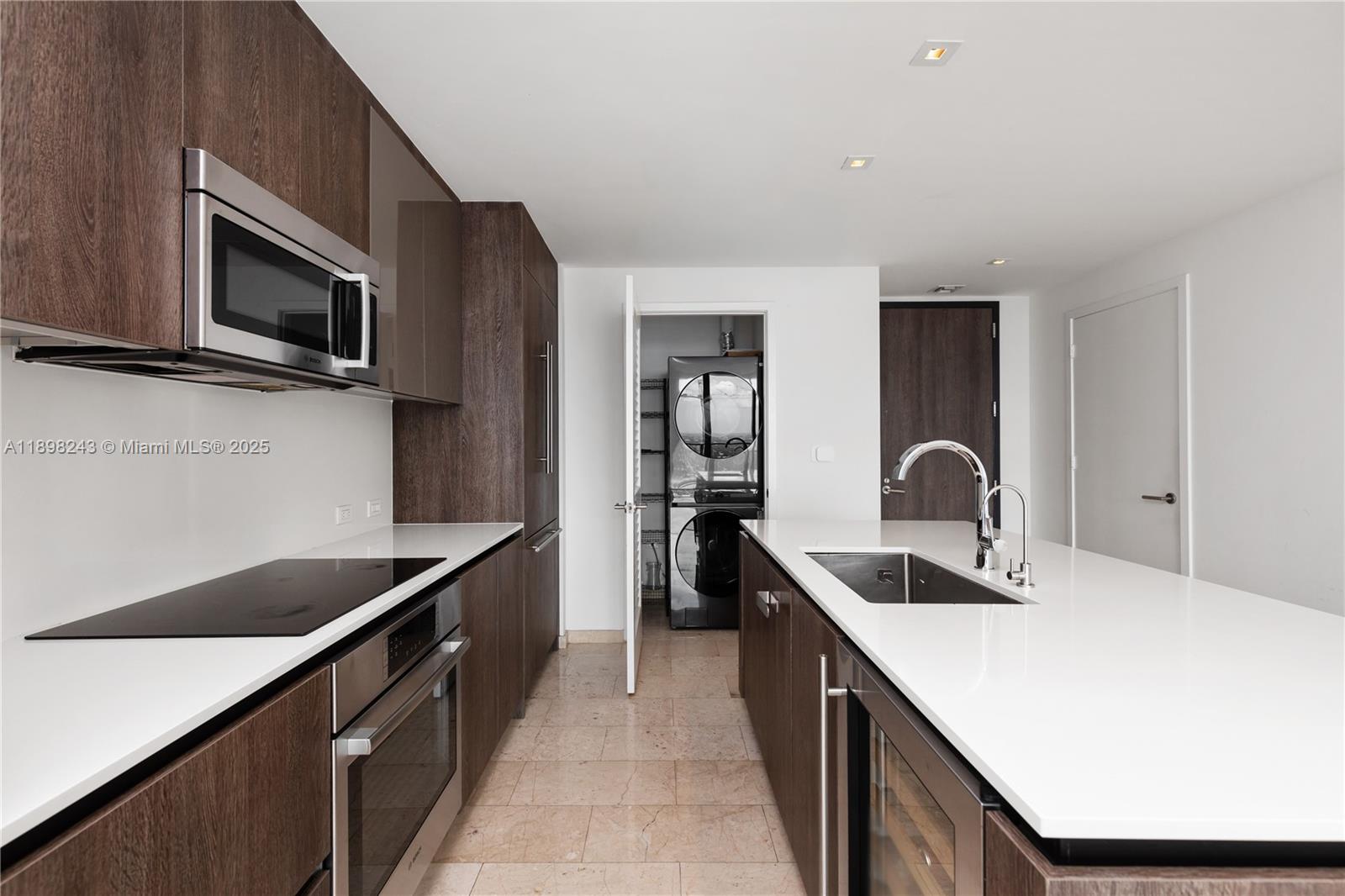 REACH CONDO - Residential