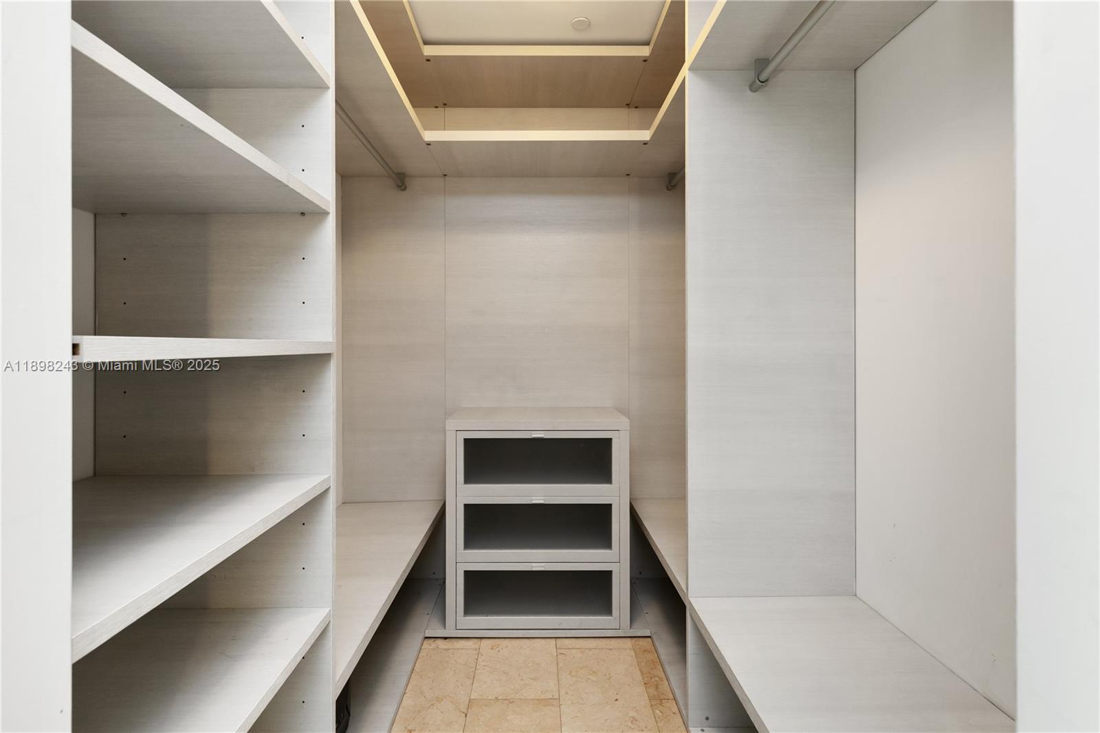 REACH CONDO - Residential