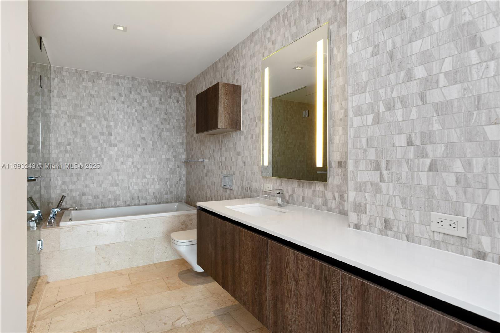 REACH CONDO - Residential