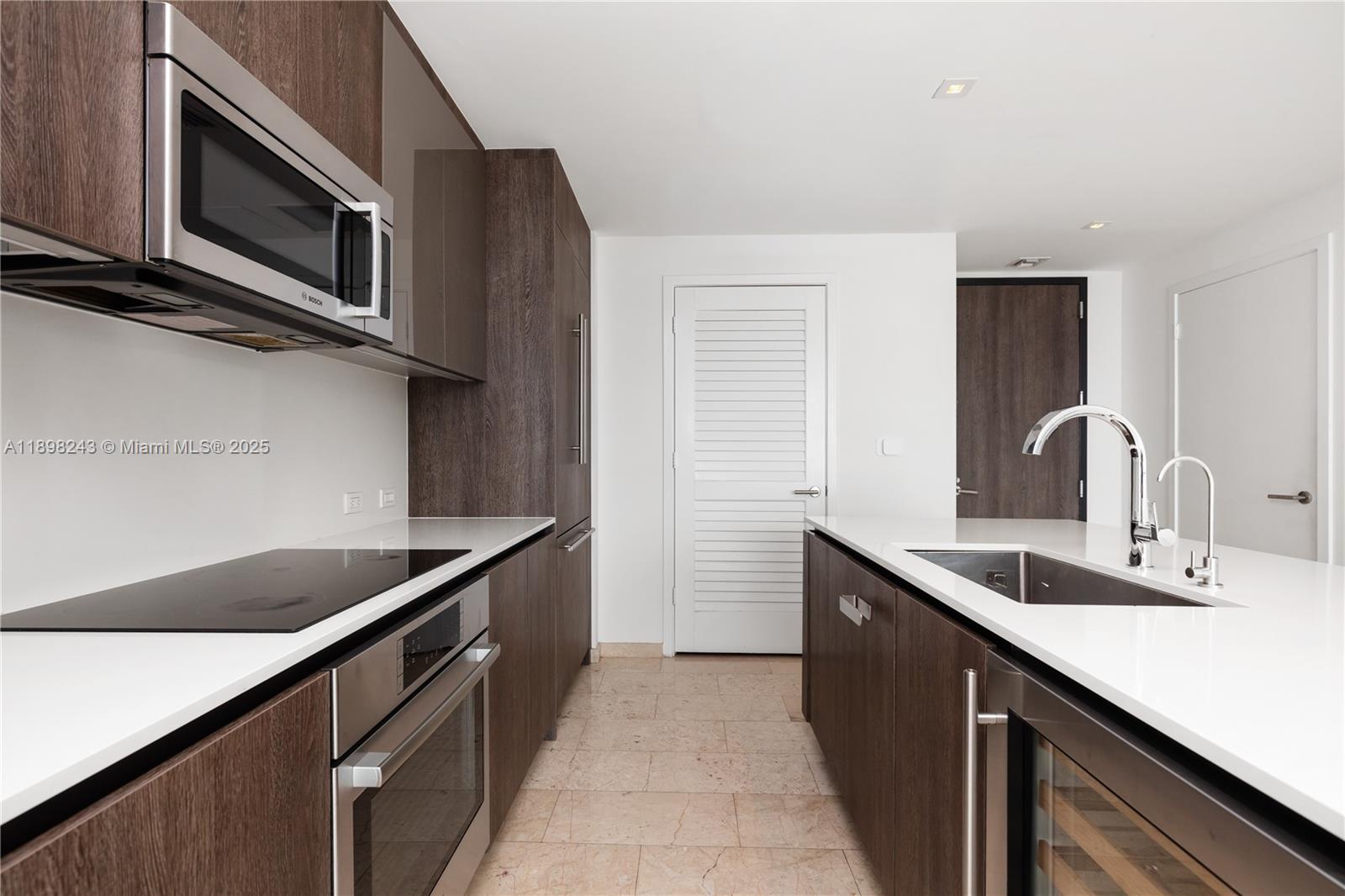 REACH CONDO - Residential