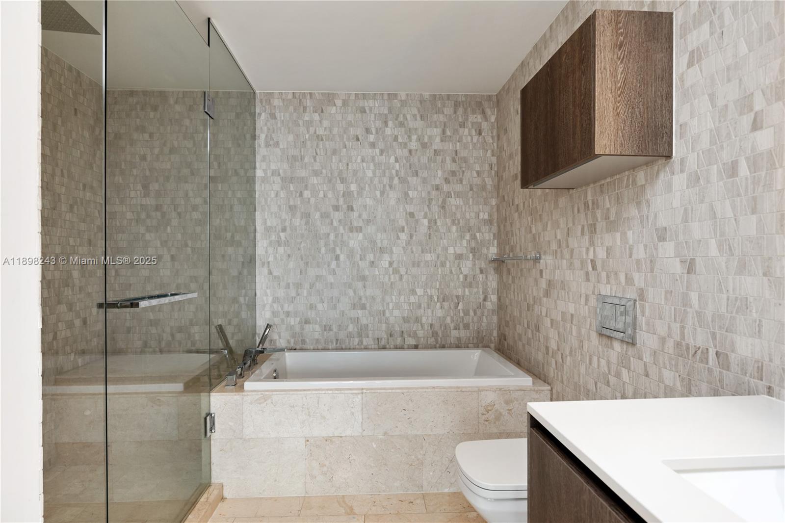 REACH CONDO - Residential