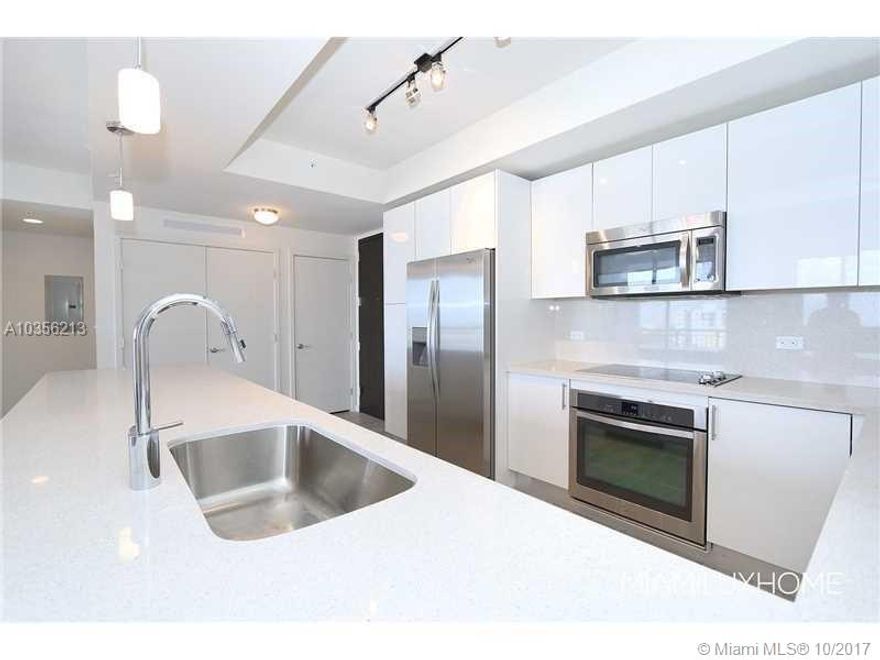 Vacant and ready to move in modern 2 bedrooms 2 bathrooms condo in the heart of Brickell. Strategically located so that no vehicle is needed. Just in front of the Brickell Metro Station, 1 Block from Mall Brickell City Centre, and with Publix (Supermarket) at the lobby level. Live New York style living in Miami.
