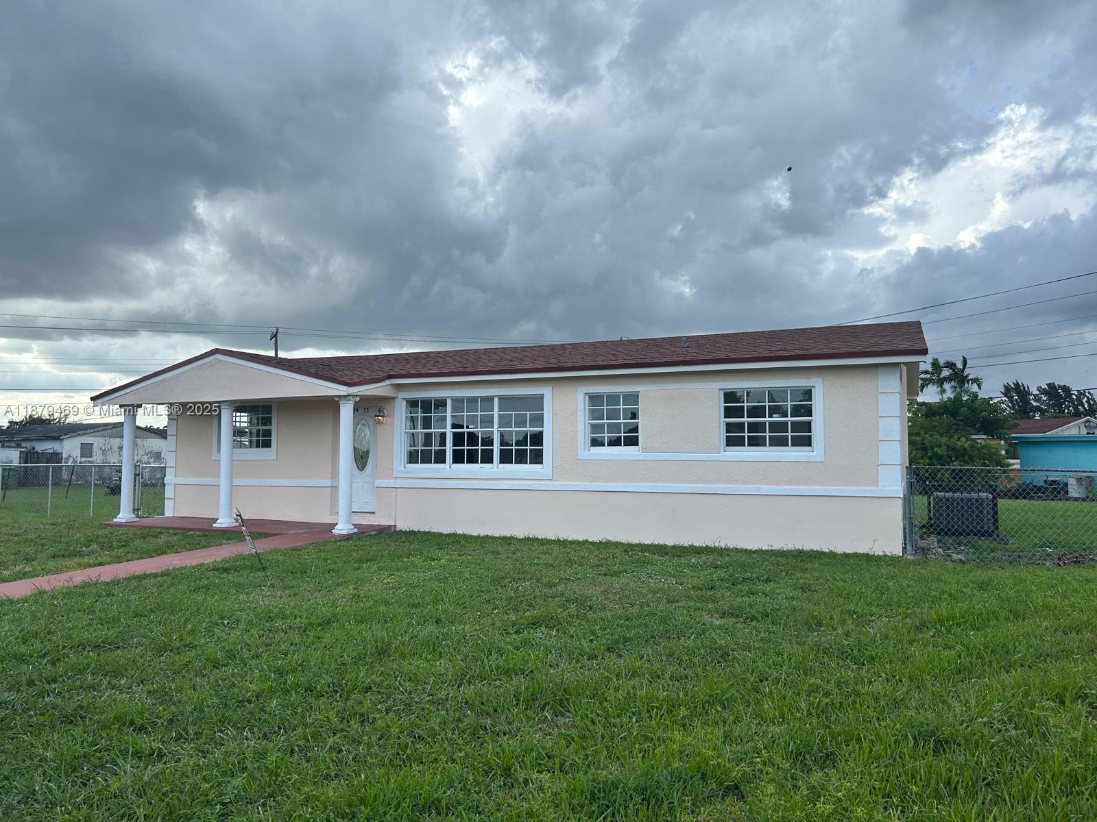 Spacius 4 bedroom 3 bathrooms house for rent. Big backyard for your entertainment. 1 bathroom has been remodeled, the other 2 partially remodeled. .New stainless steel appliances.
