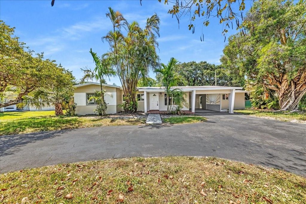 Photo of 4108 SW 5th St, Plantation, FL 33317 (MLS # A11572426)