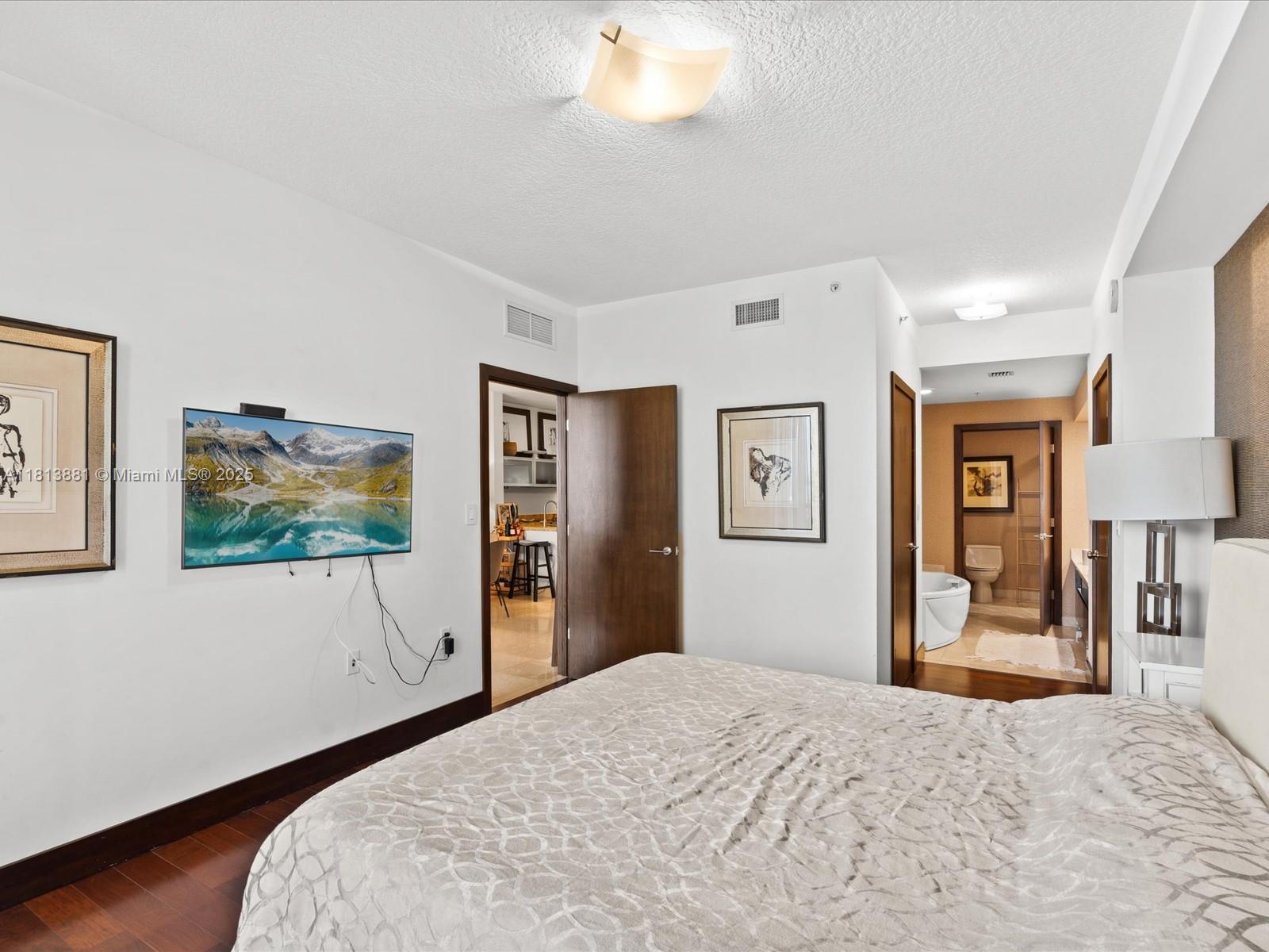 SAYAN CONDO - Residential