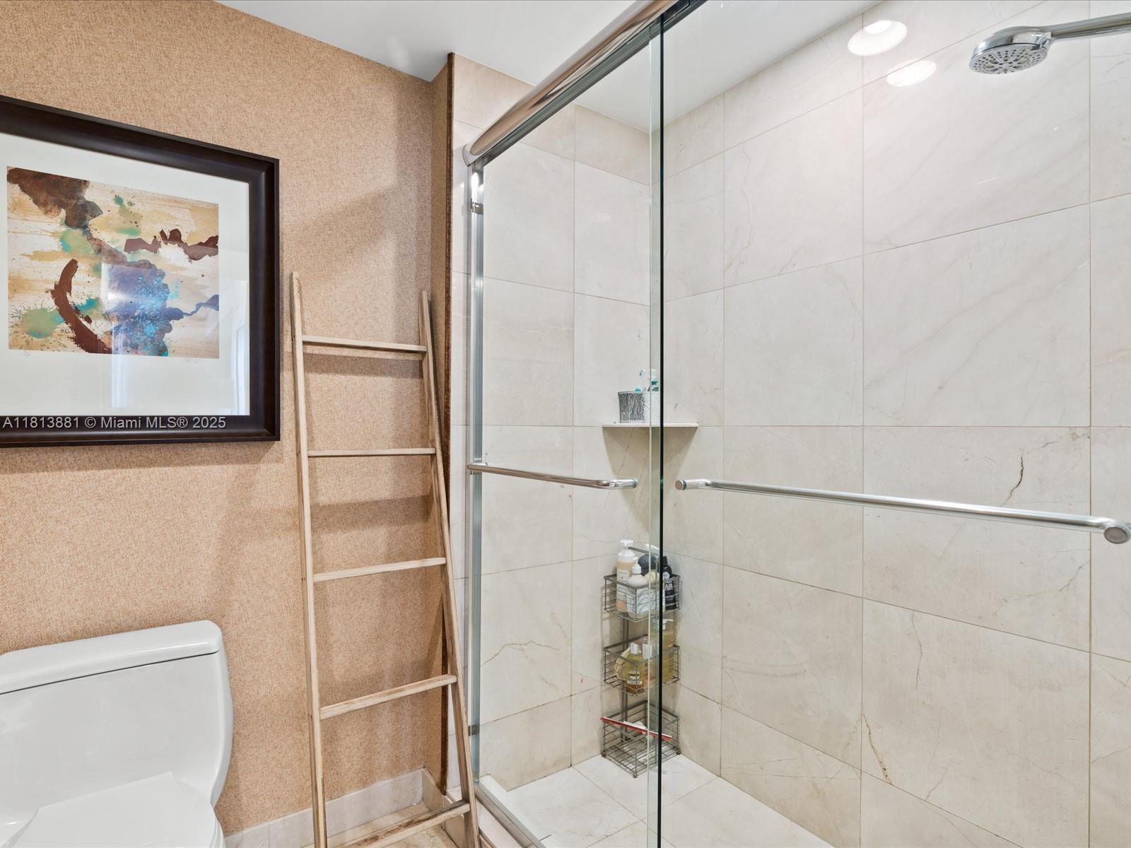SAYAN CONDO - Residential