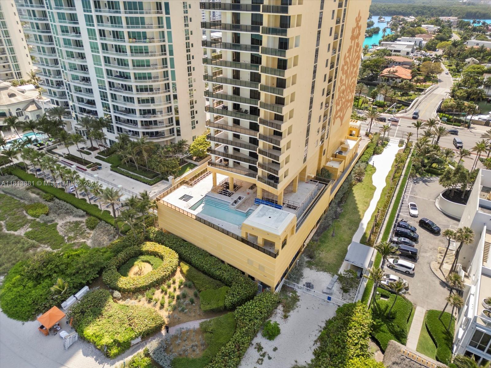 SAYAN CONDO - Residential