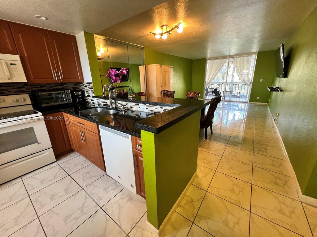 Photo of 901 NE 14th Ave #404, Hallandale Beach, FL 33009 (MLS # A11474459)