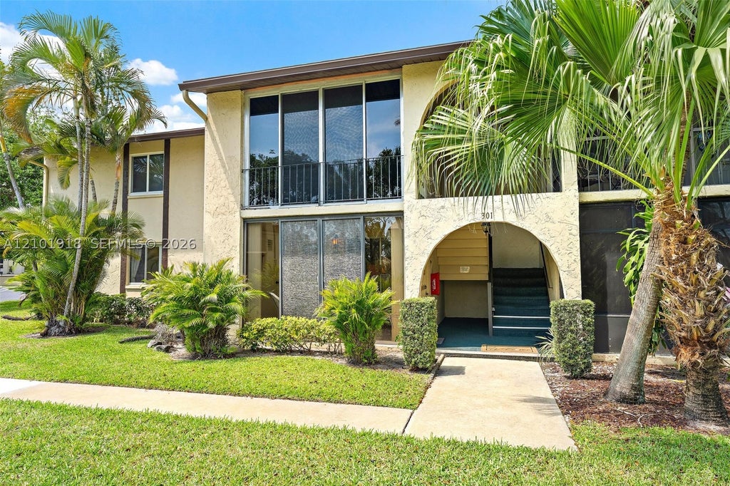 Photo of 301 Pine Ridge Cir #C-1, Green Acres, FL 33463 (MLS # A12101918)