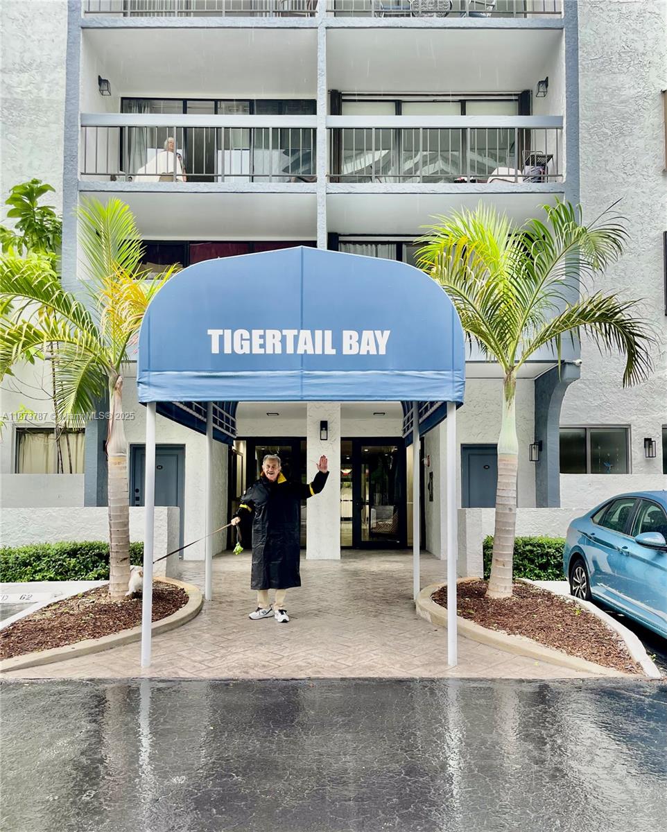 2715 Tigertail Ave 604