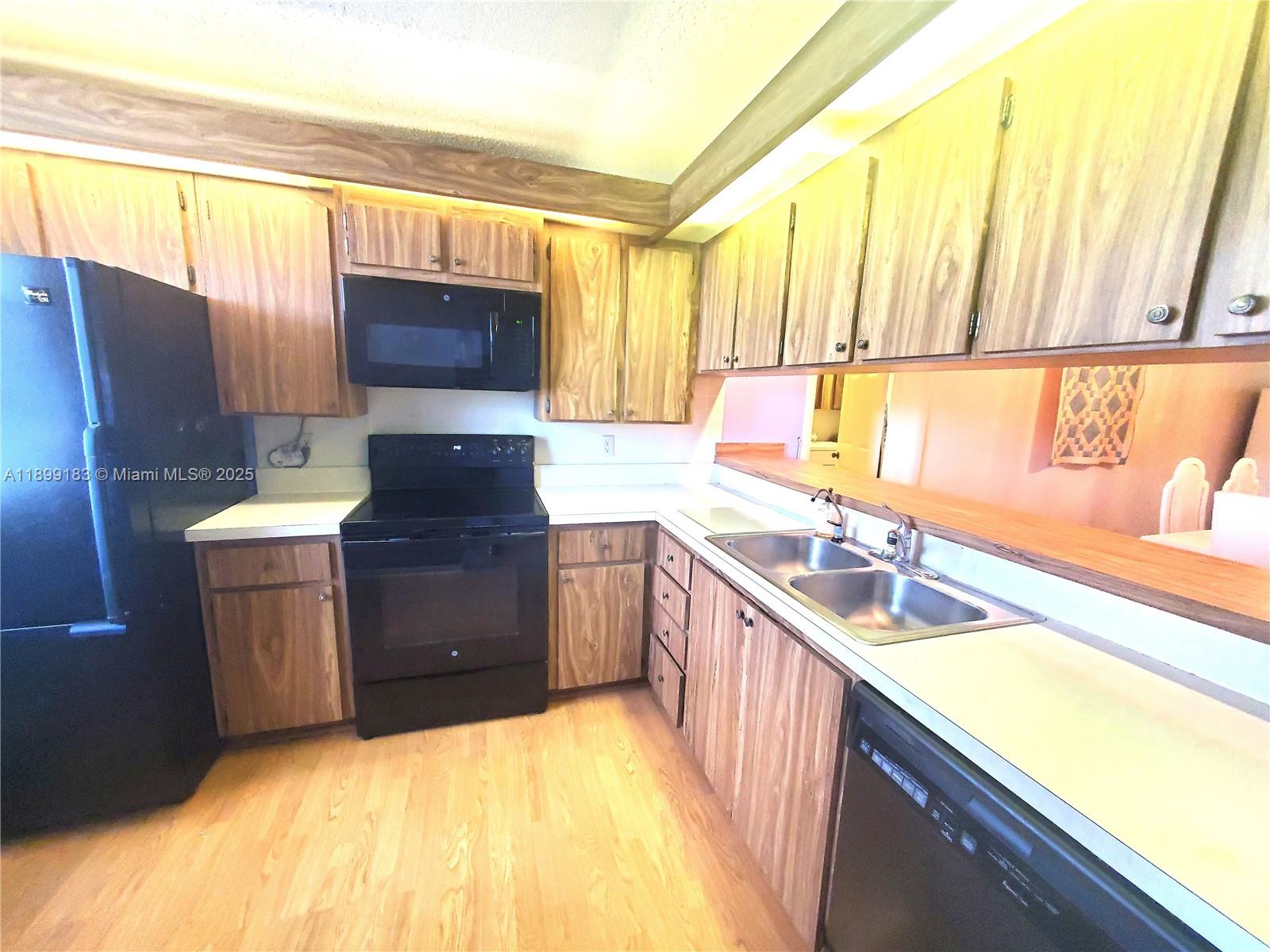 CONDO 25 OF WHITEHALL CON - Residential