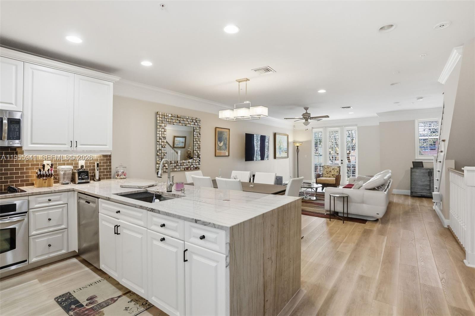 1049 W Heritage Club Cir