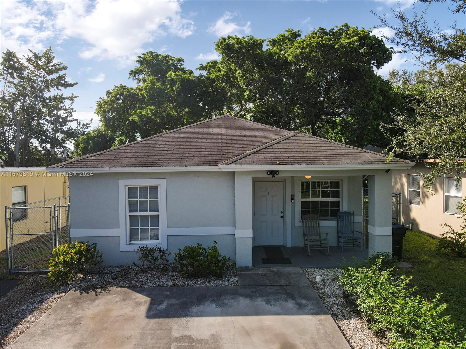 Enjoy this spacious 3-bedroom, 2-bathroom single-family home. Inside, you'll find a well-maintained home with stainless steel appliances. The kitchen cabinets were updated in 2021, and the home was completely redone in 2010. The home features tile flooring throughout. Perfect for entertaining, the large backyard features a barbecue area and a brand-new gate surrounds the property, adding security and curb appeal. This home offers convenience and comfort.