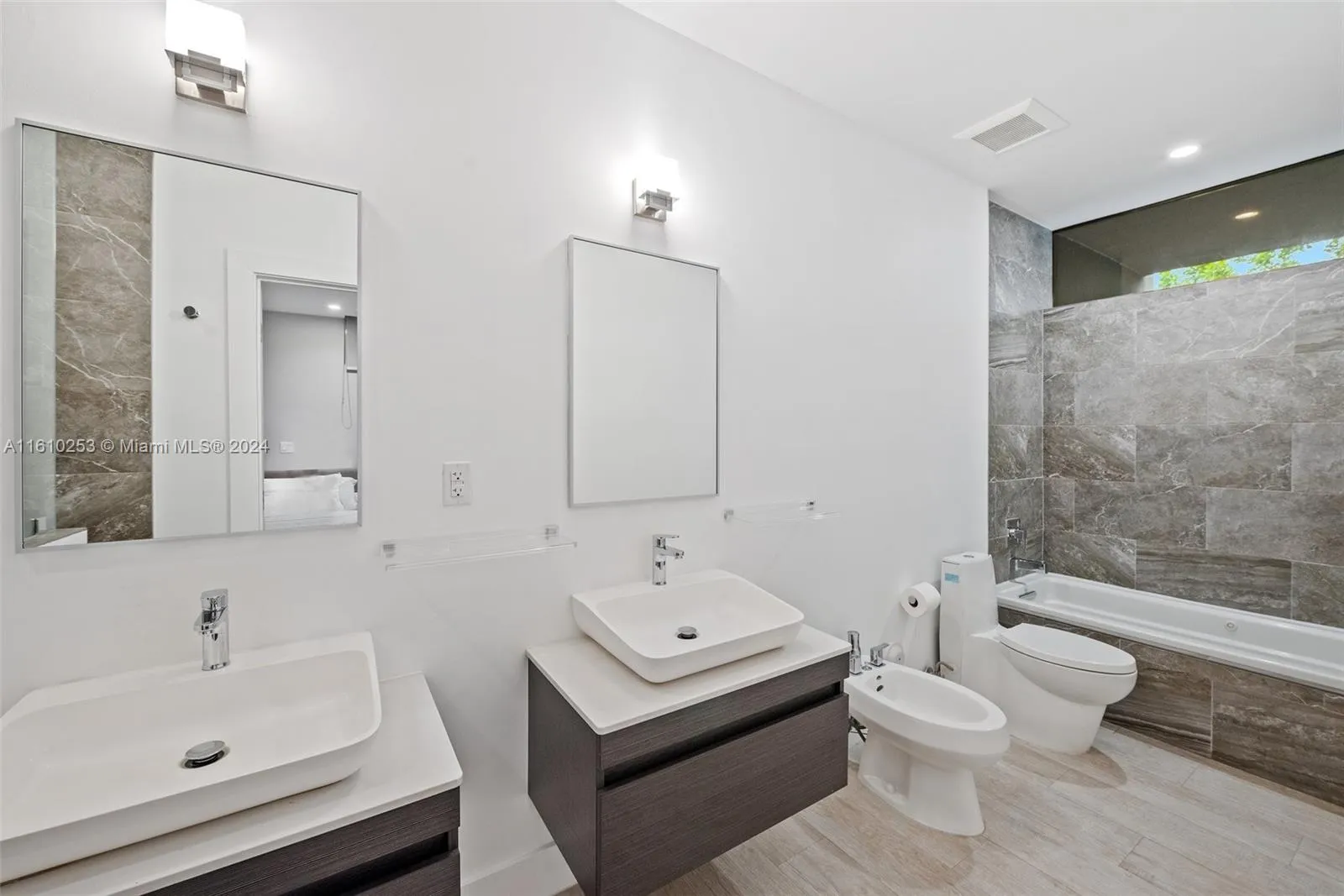 Miami, Florida 33133, United States, 3 Bedrooms Bedrooms, ,4 BathroomsBathrooms,Residential,Active,54551