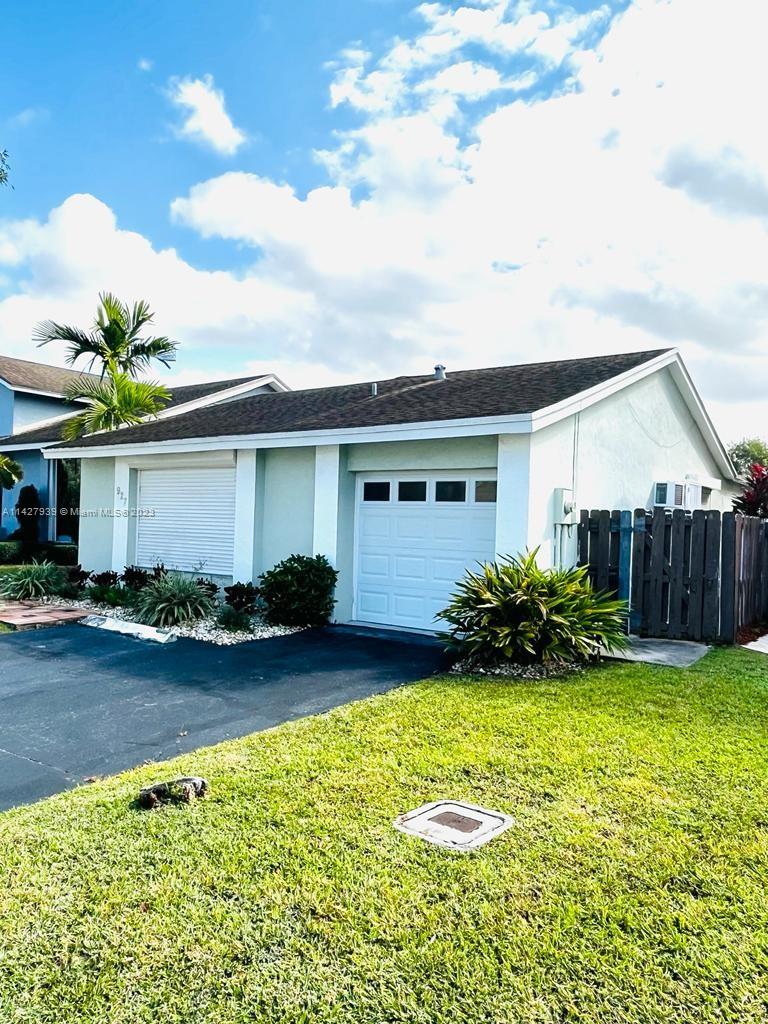 Beautiful house fully furnished, 3 bedrooms and 2 bathrooms. Close to international mall, dolphin mall and
convenience stores. No amenities.