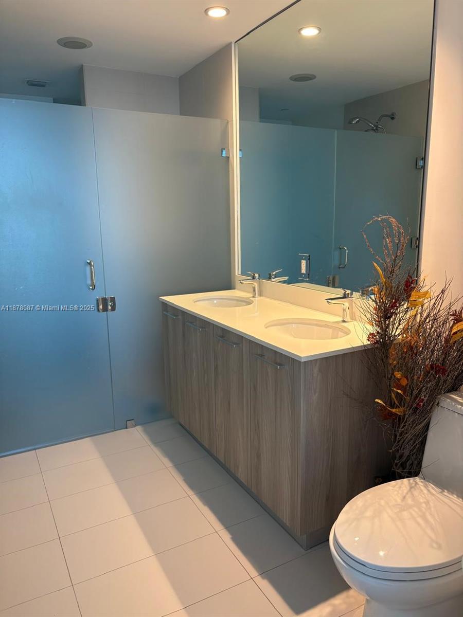 Amazing Unit For Lease in the Luxury Paraiso Bayviews Condo! This apartment features 1 Bedroom, 1.5 Bathrooms, an Open Concept, a Modern Design and a Large Sized Balcony with Beautiful Bay Views. This unit is Brand New, Beautifully Furnished and Fully Equipped. Great location, close to Midtown, Design District, Wynwood, Brickell, Miami Intl. Airport, Miami Port, most famous restaurants and shops. Building has Countless Amenities including a Rooftop (46th Floor!) Pool, BBQ area, Gym, Kids Room, Movie Room, Party room and More! Available for 6 months or a year