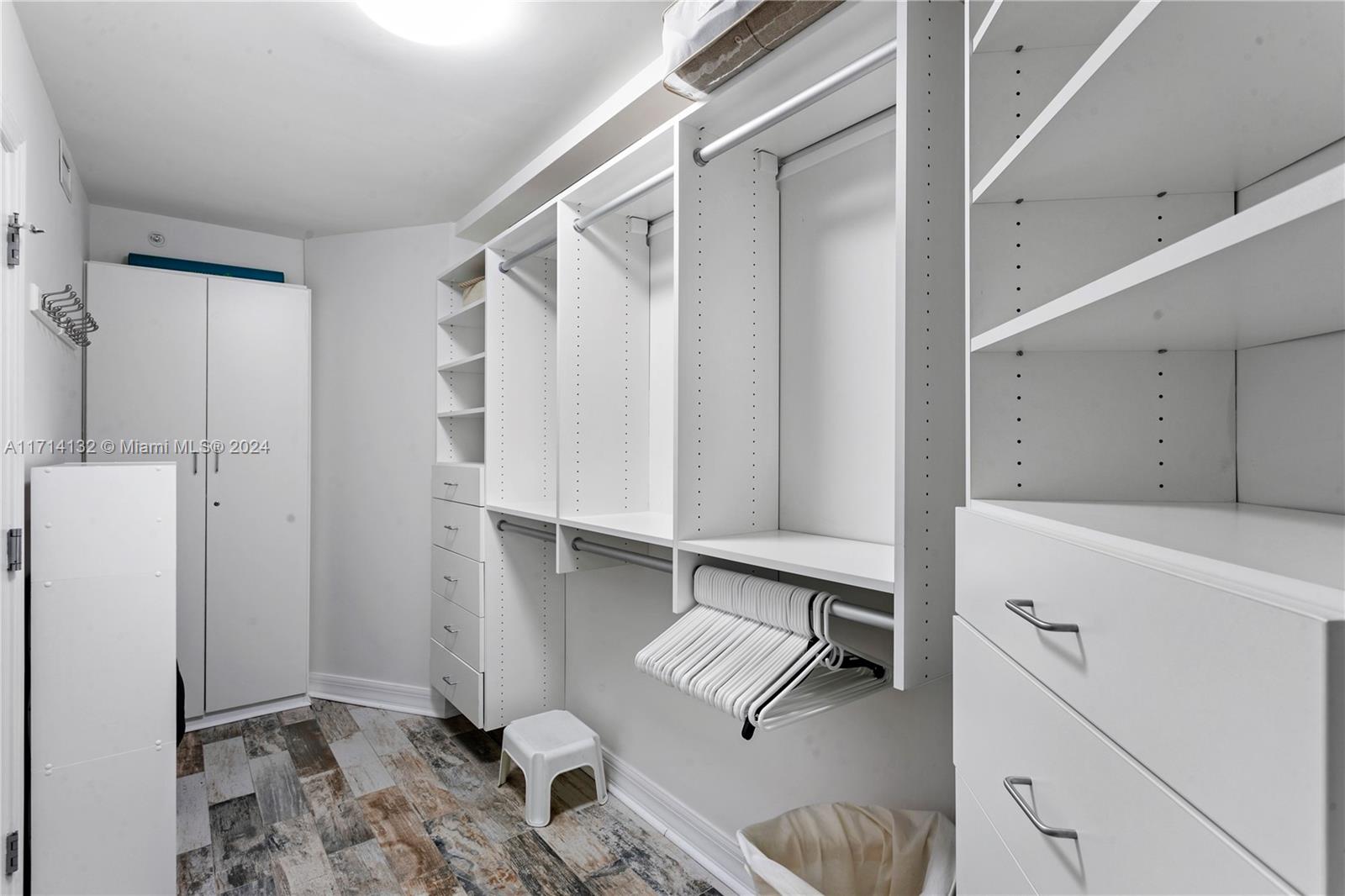 TIARA CONDO - Residential
