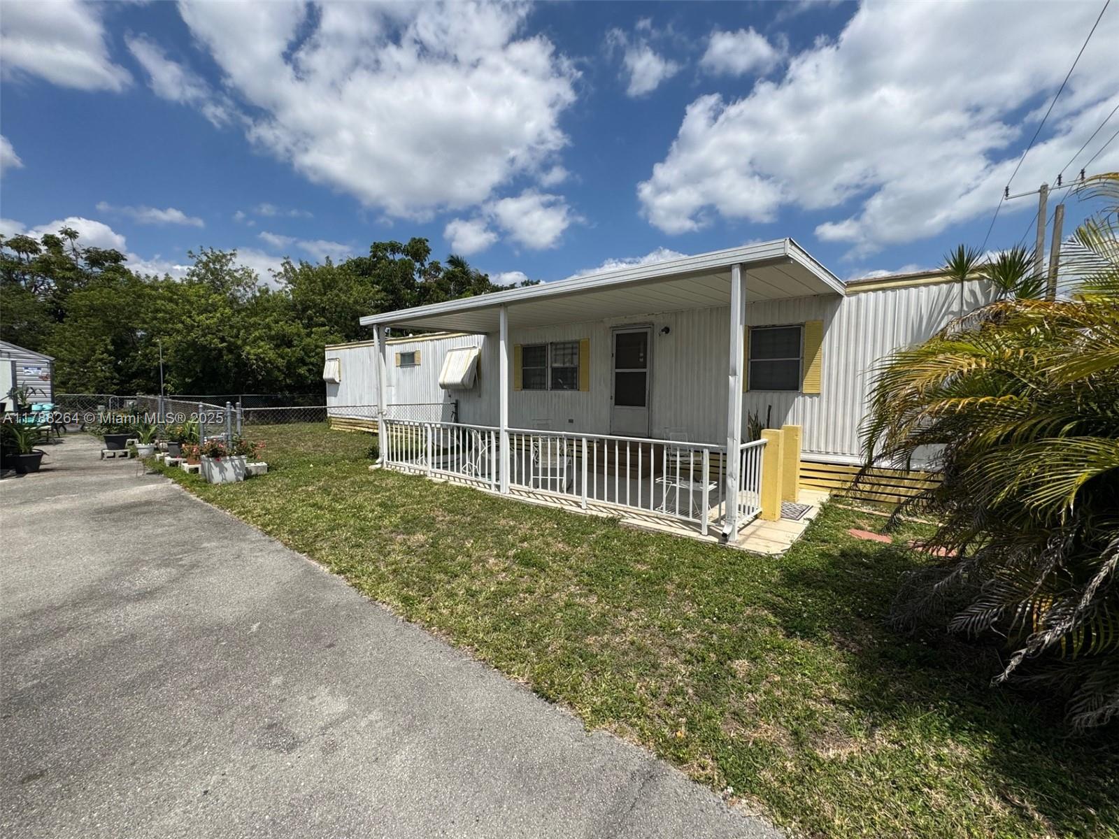 Mobil Home with tag number and available for financing great for investors or a small family. Canal access in the back. Community has 3 pools, tennis and basketball court, exercise and kids' park.