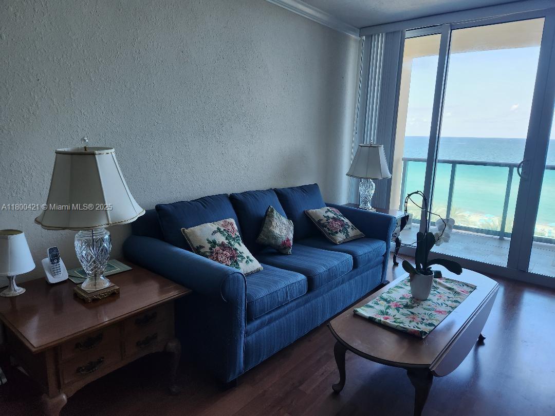 WAVE CONDO - Residential