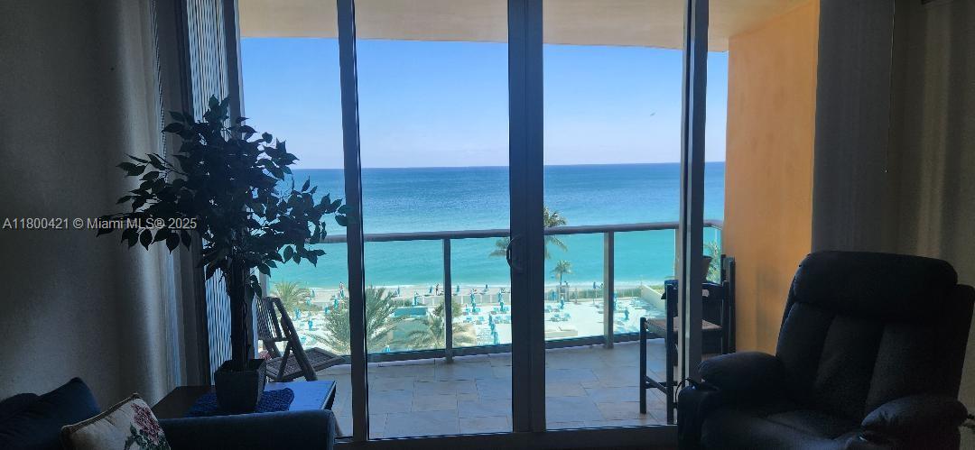 WAVE CONDO - Residential